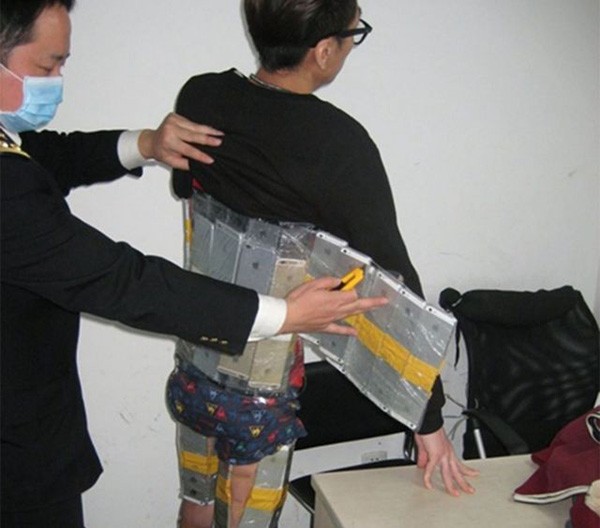 iphone_smuggle003-640x563